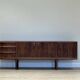 Buffet long McIntosh en palissandre.