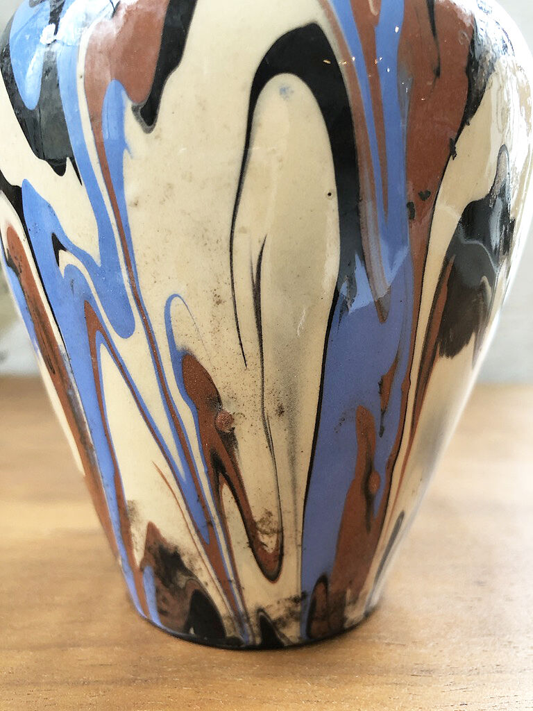 Vase dripping in varnished earth