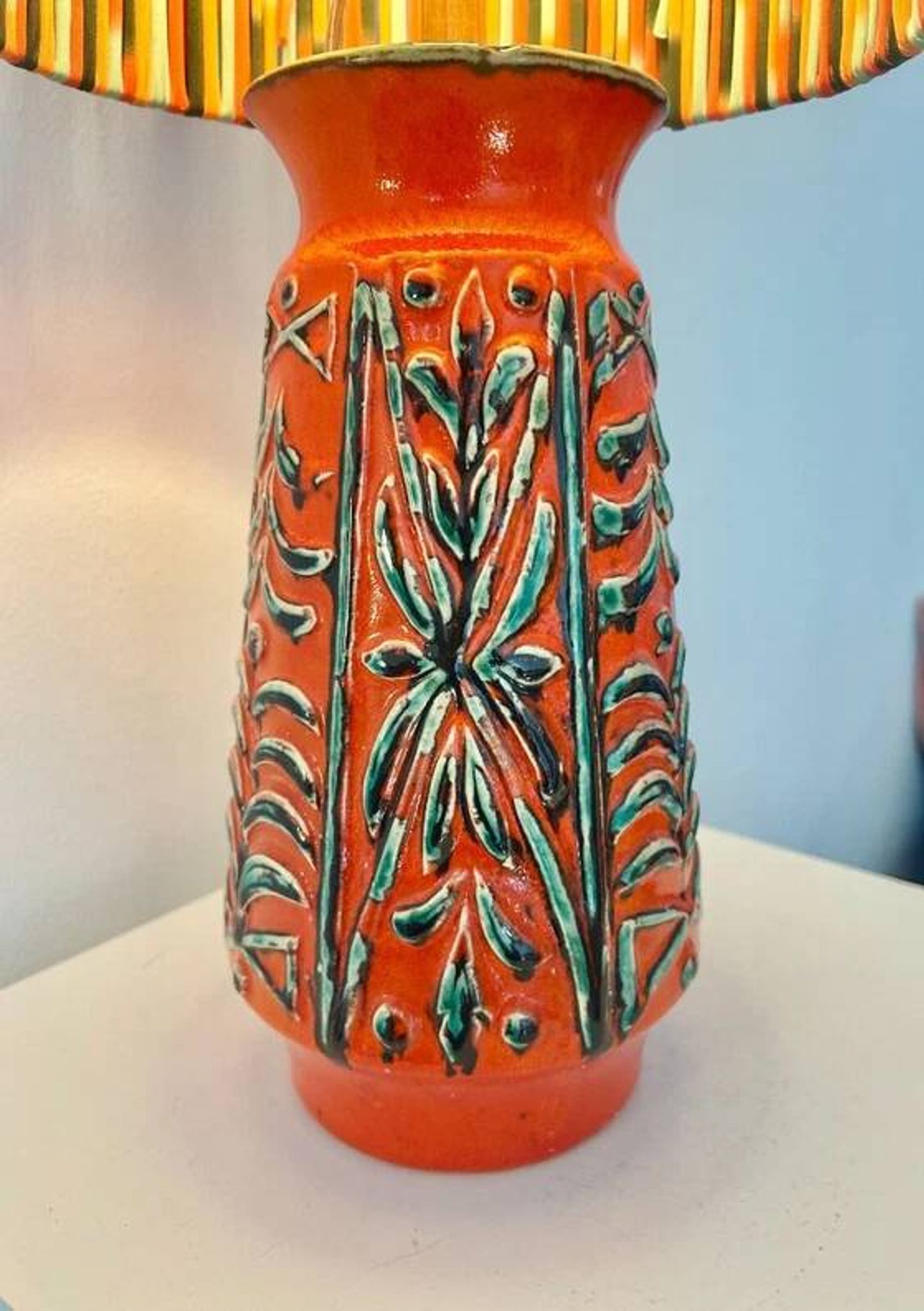 Lampe de table d'ambiance upcyclée à partir d'un vase en céramique Übelacker.