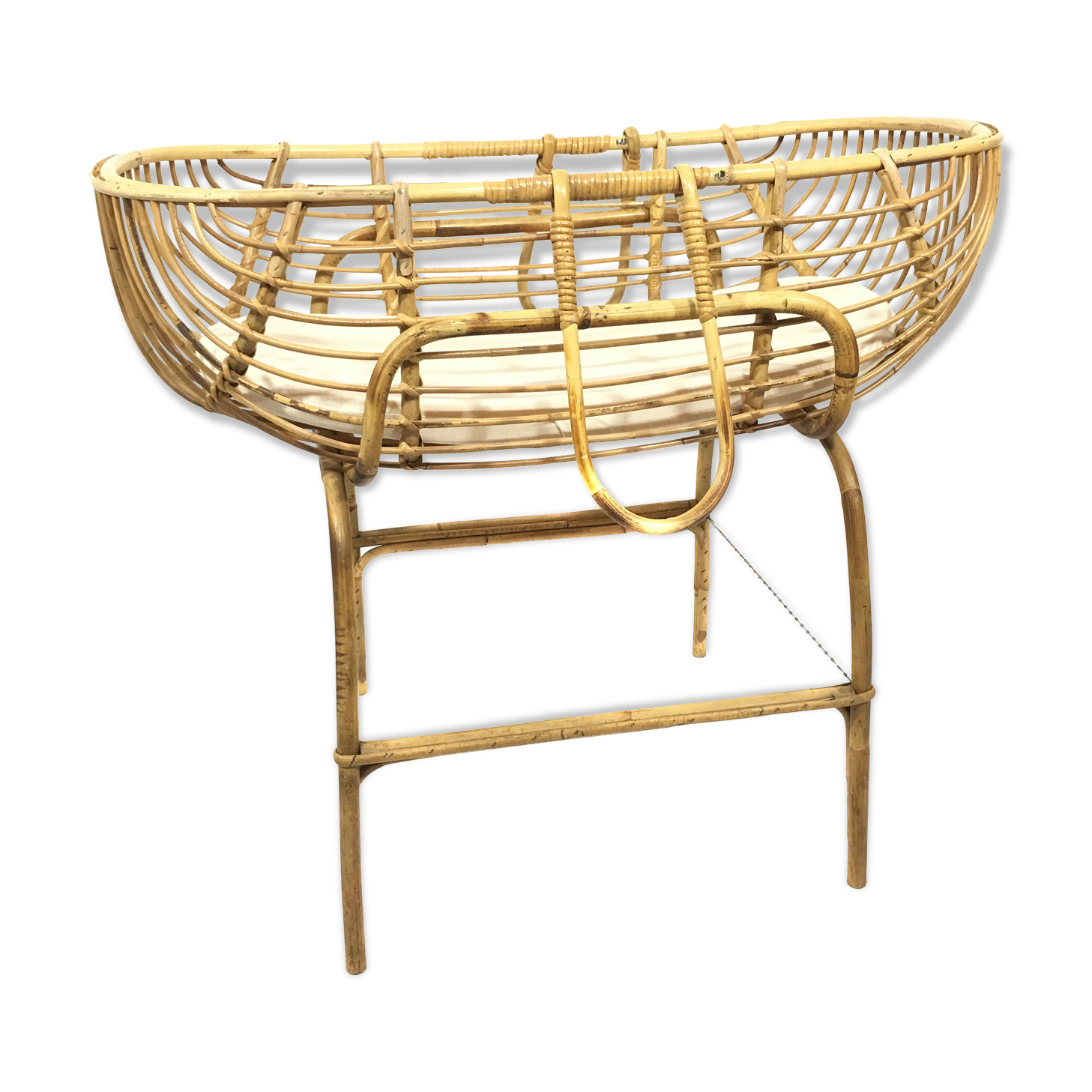 Basket rattan on feet