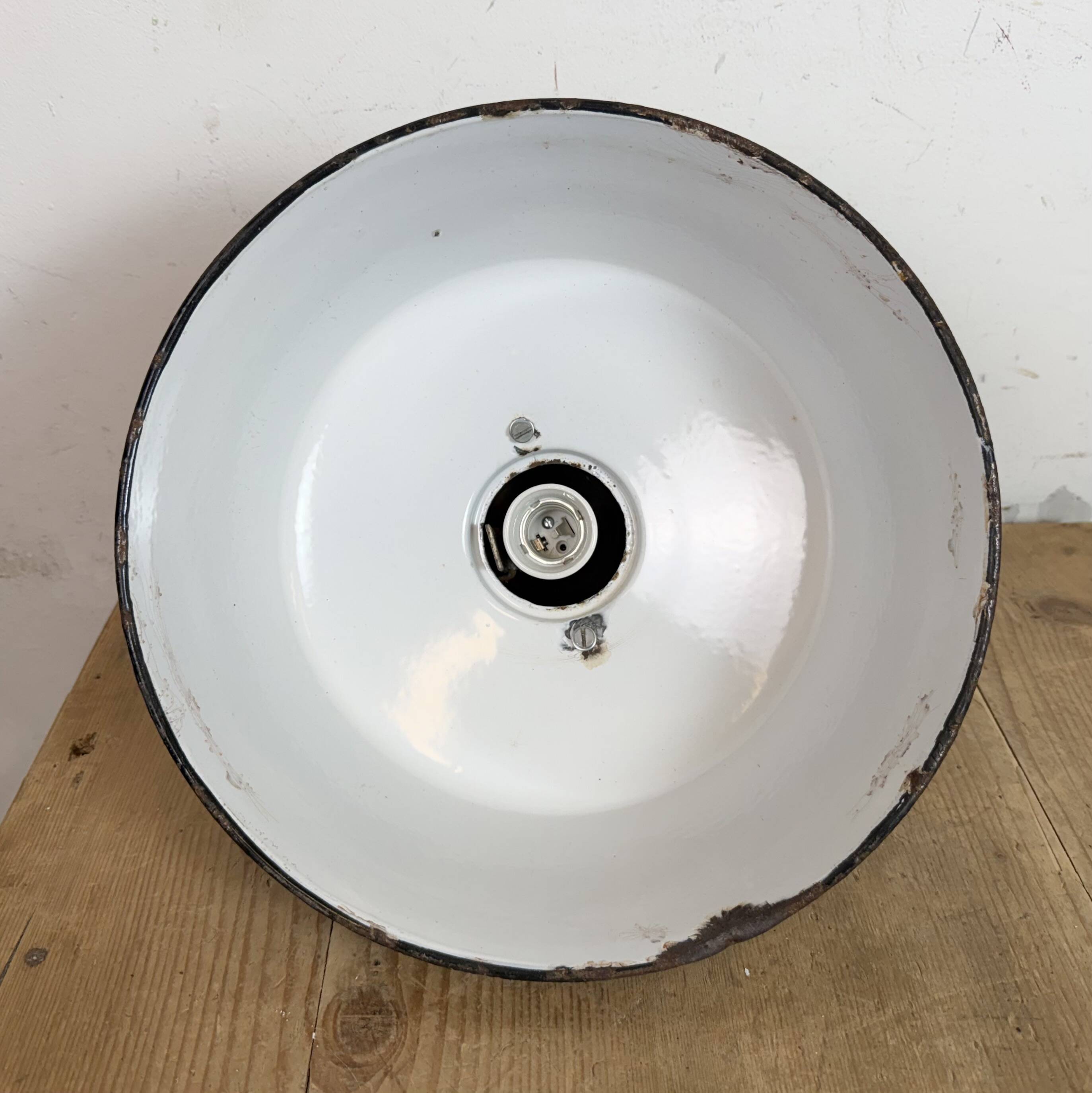 Lampe d'usine industrielle en émail à pétrole avec dessus en fonte, années 1960