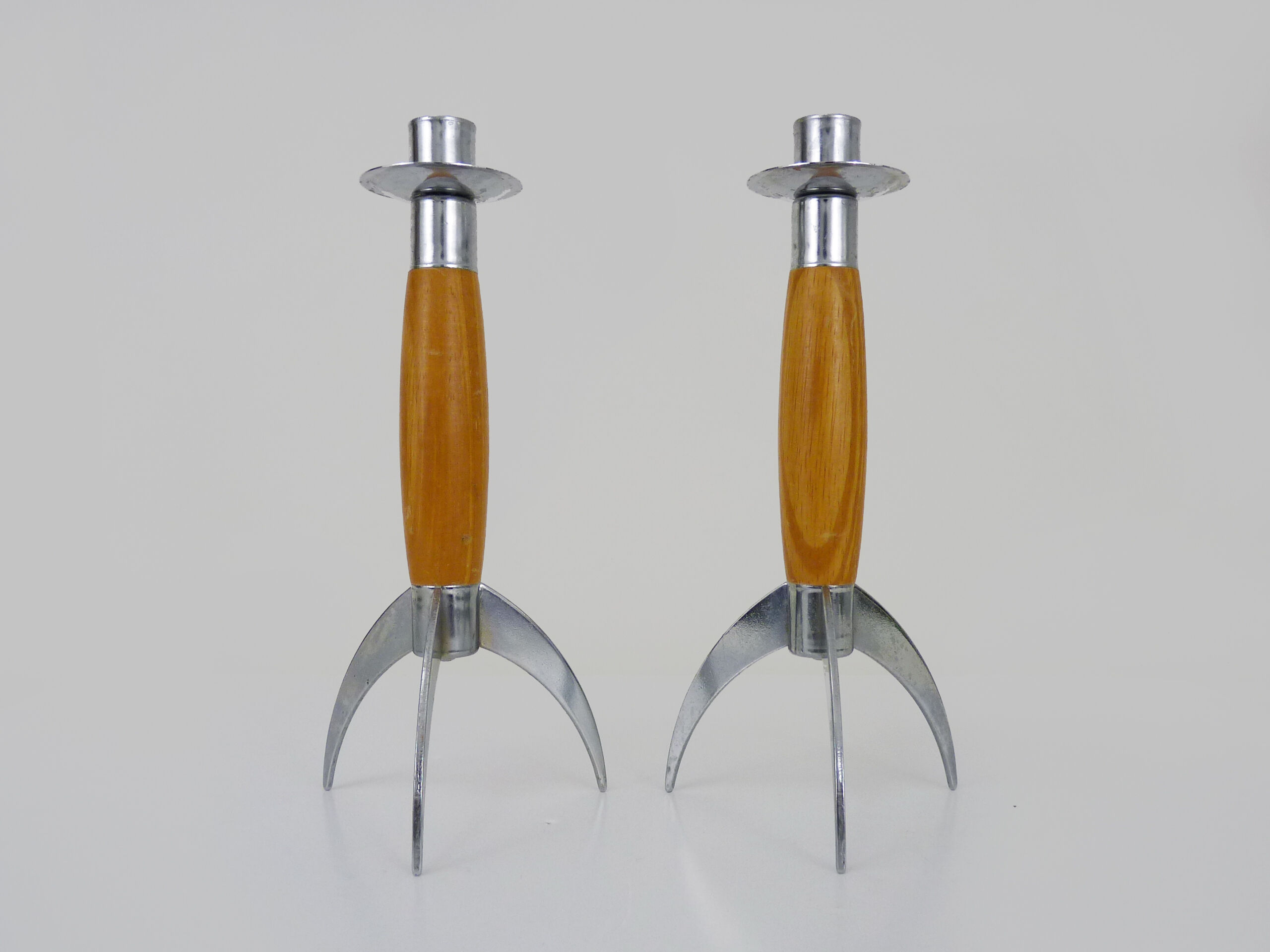 Paire d'anciens bougeoirs fusée design post moderniste en bois et inox. année 70 80