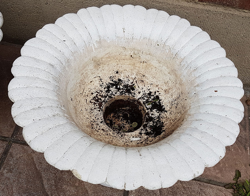 Old set of 2 flower pots in beton