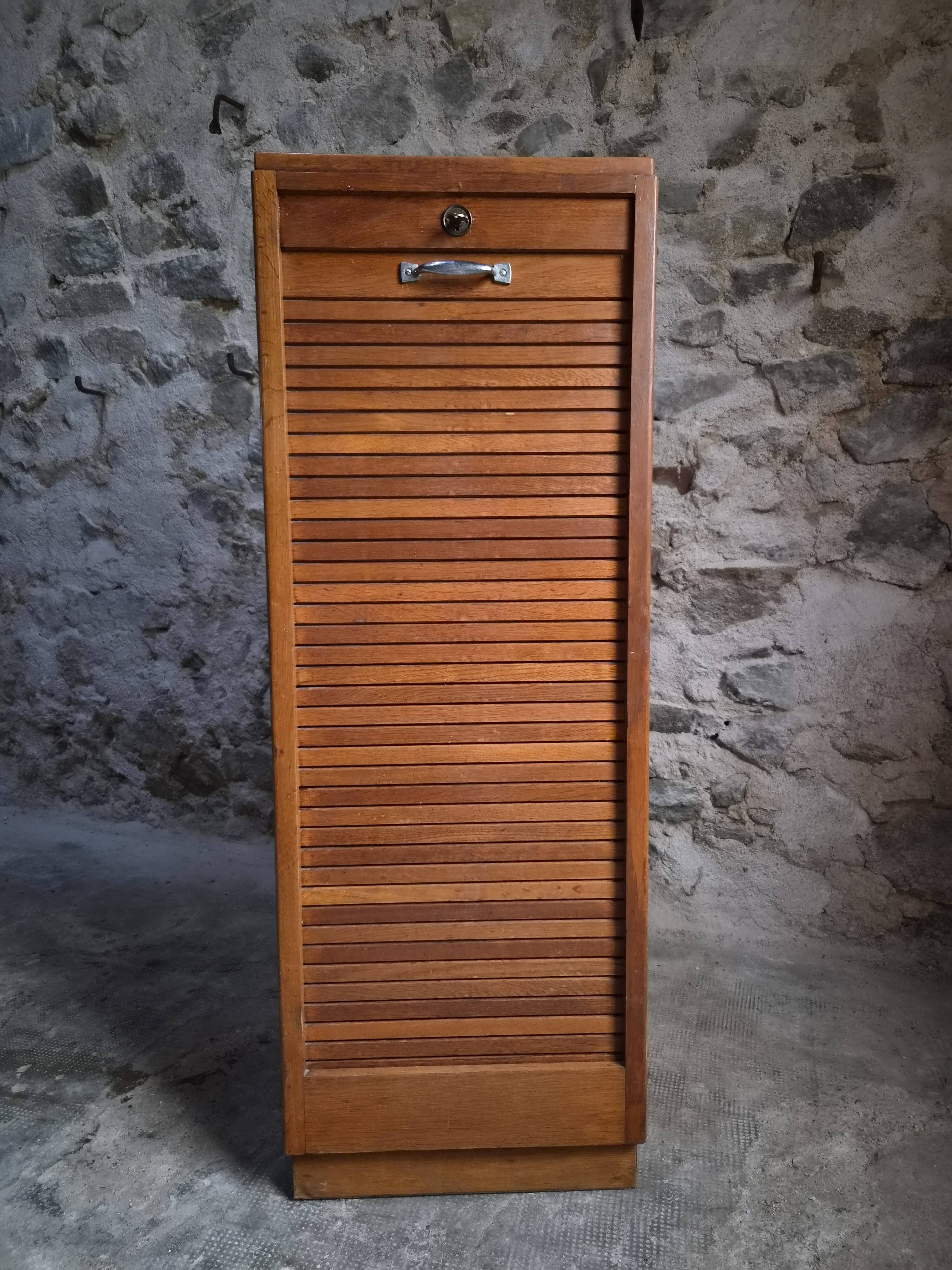 Armoire à rideau vintage en chêne | France | 1960s–1970s