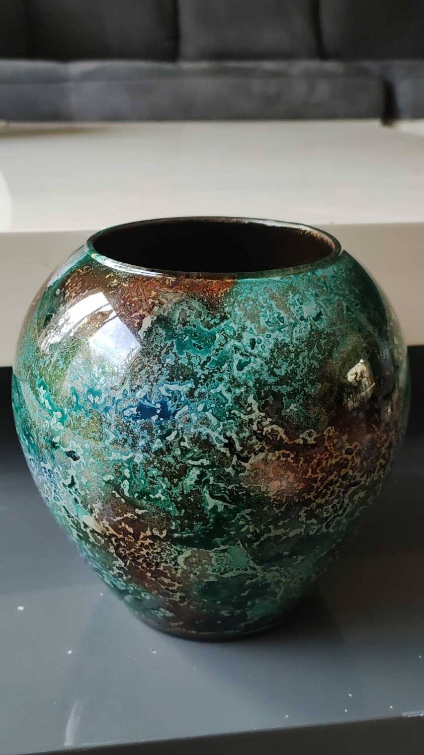 Large signed Line Lacquered Ball Vase. Made of églomisé glass. Dimensions: 18 x 16 cm