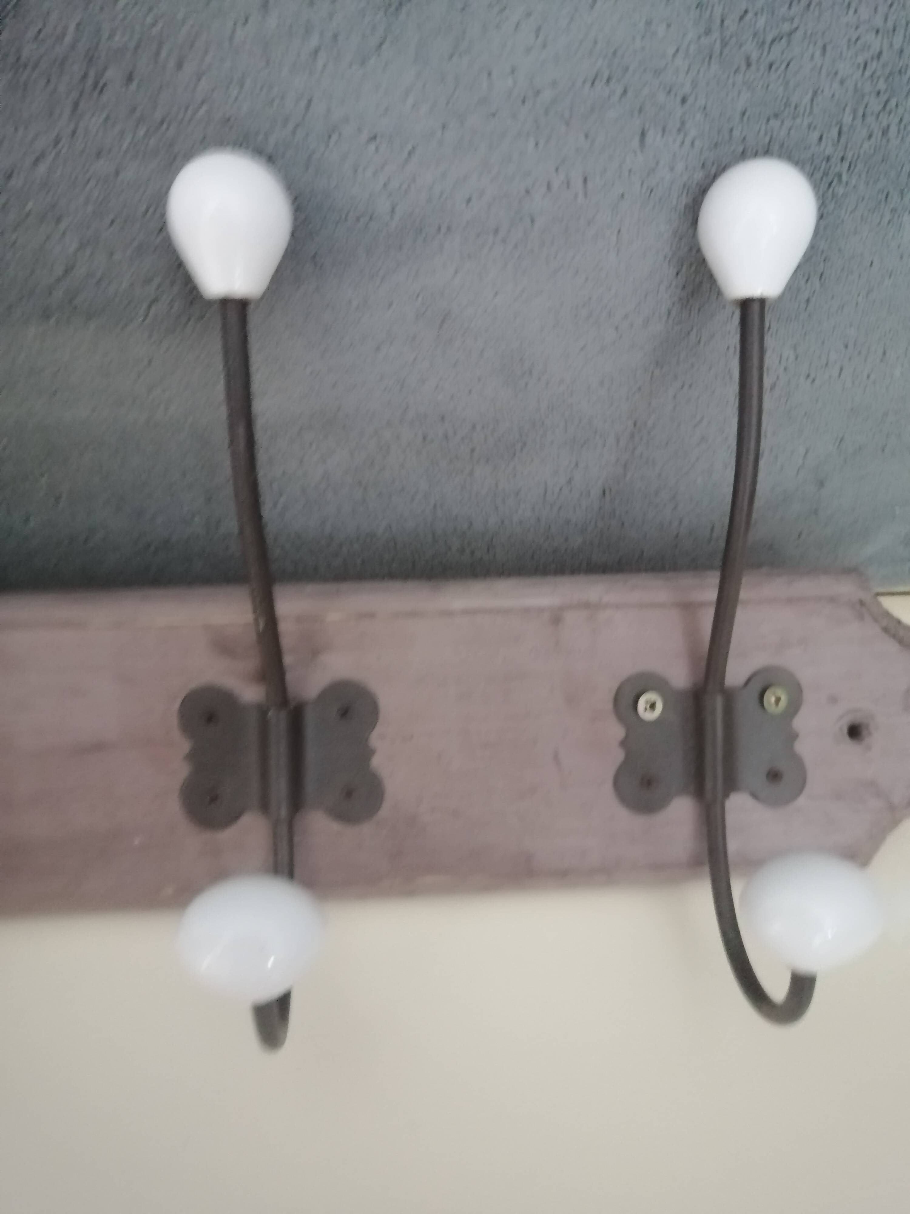 Wall coat rack in wood and porcelain