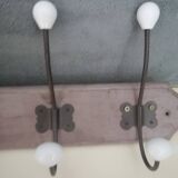 Wall coat rack in wood and porcelain