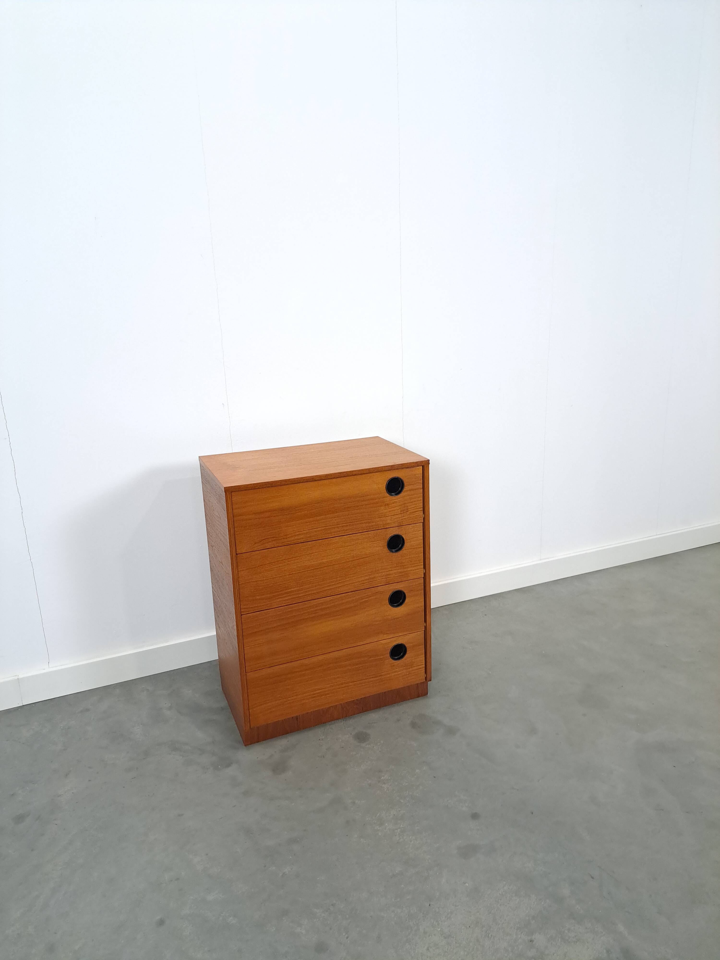 Schoenenkast met zwarte ronde grepen, nr. 1