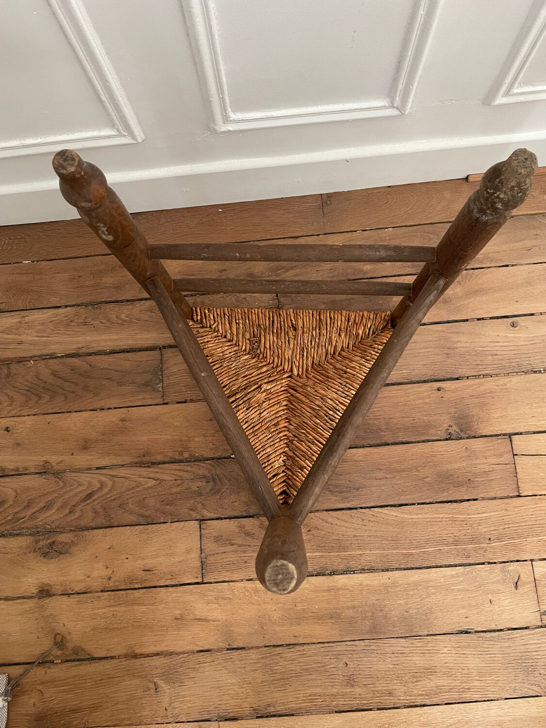 Tabouret tripode en paille