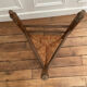 Tabouret tripode en paille
