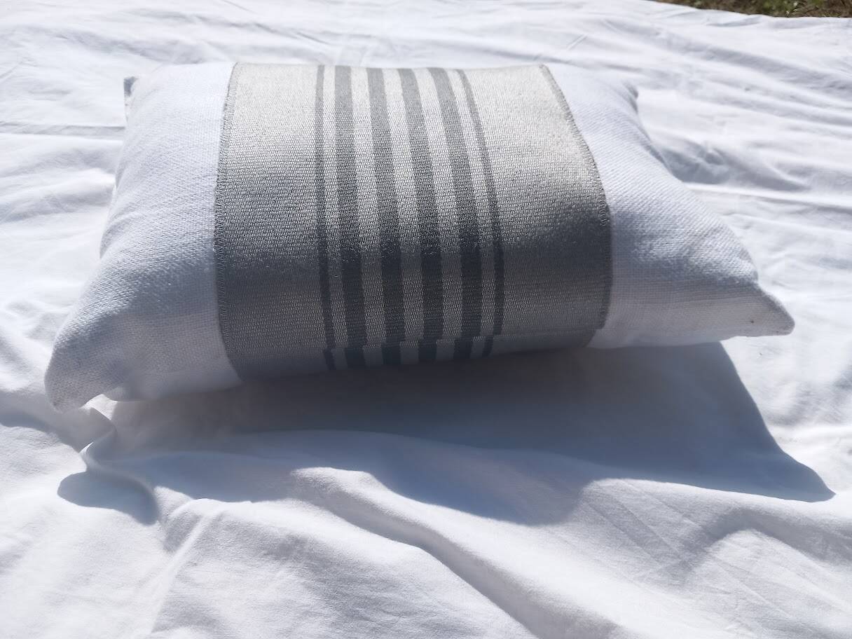 coussin rayé gris