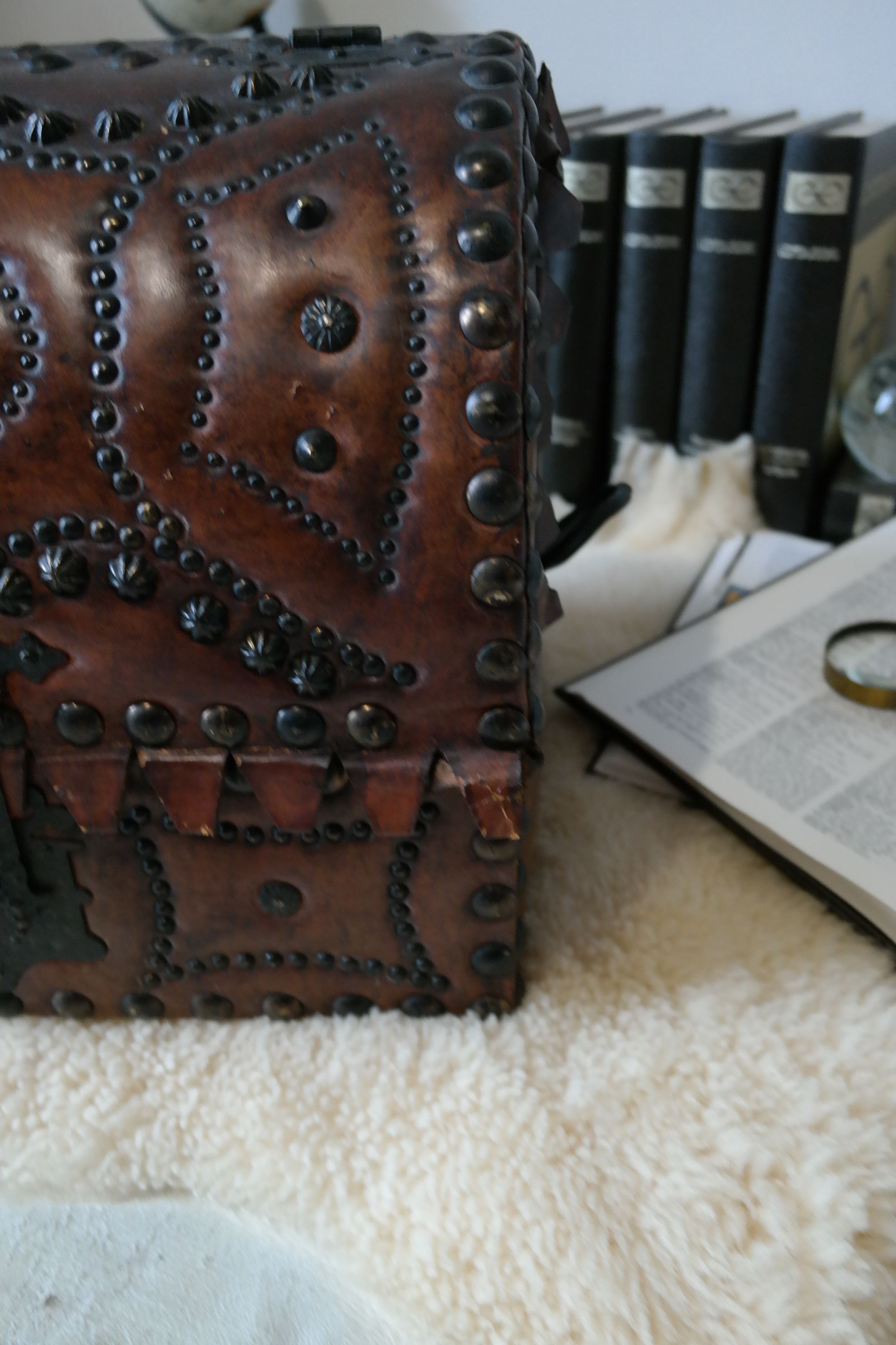 1X bulging box in studded leather | Selency