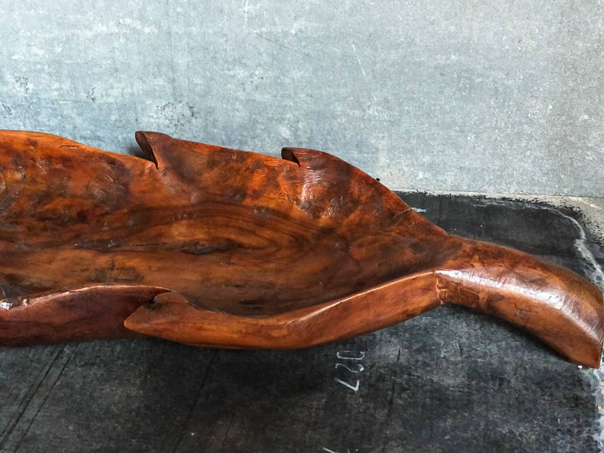 Coupe feuille en bois massif sculptée XXL ancienne