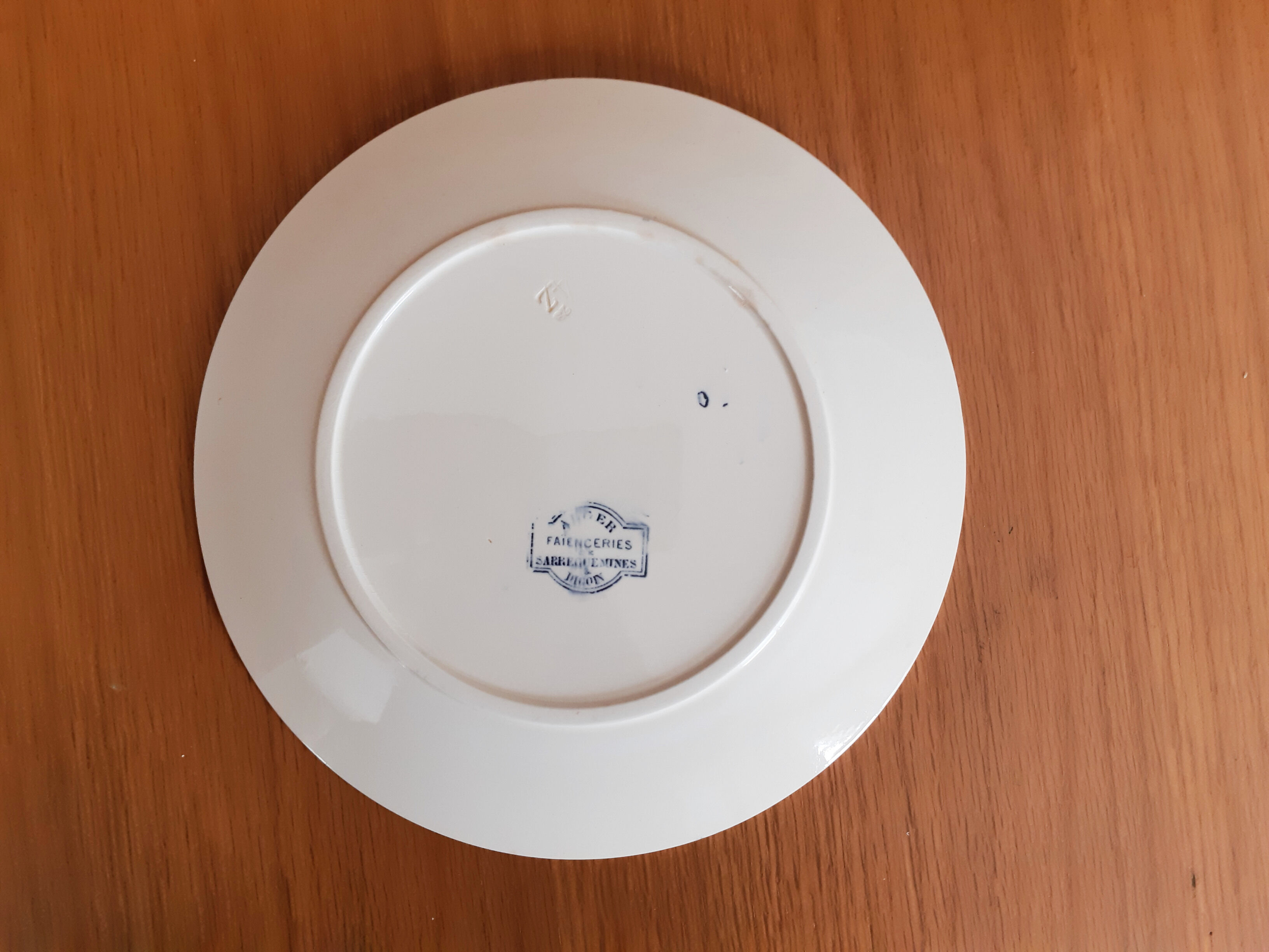 Flat earthenware plates from Sarreguemines Digoin, Algiers model