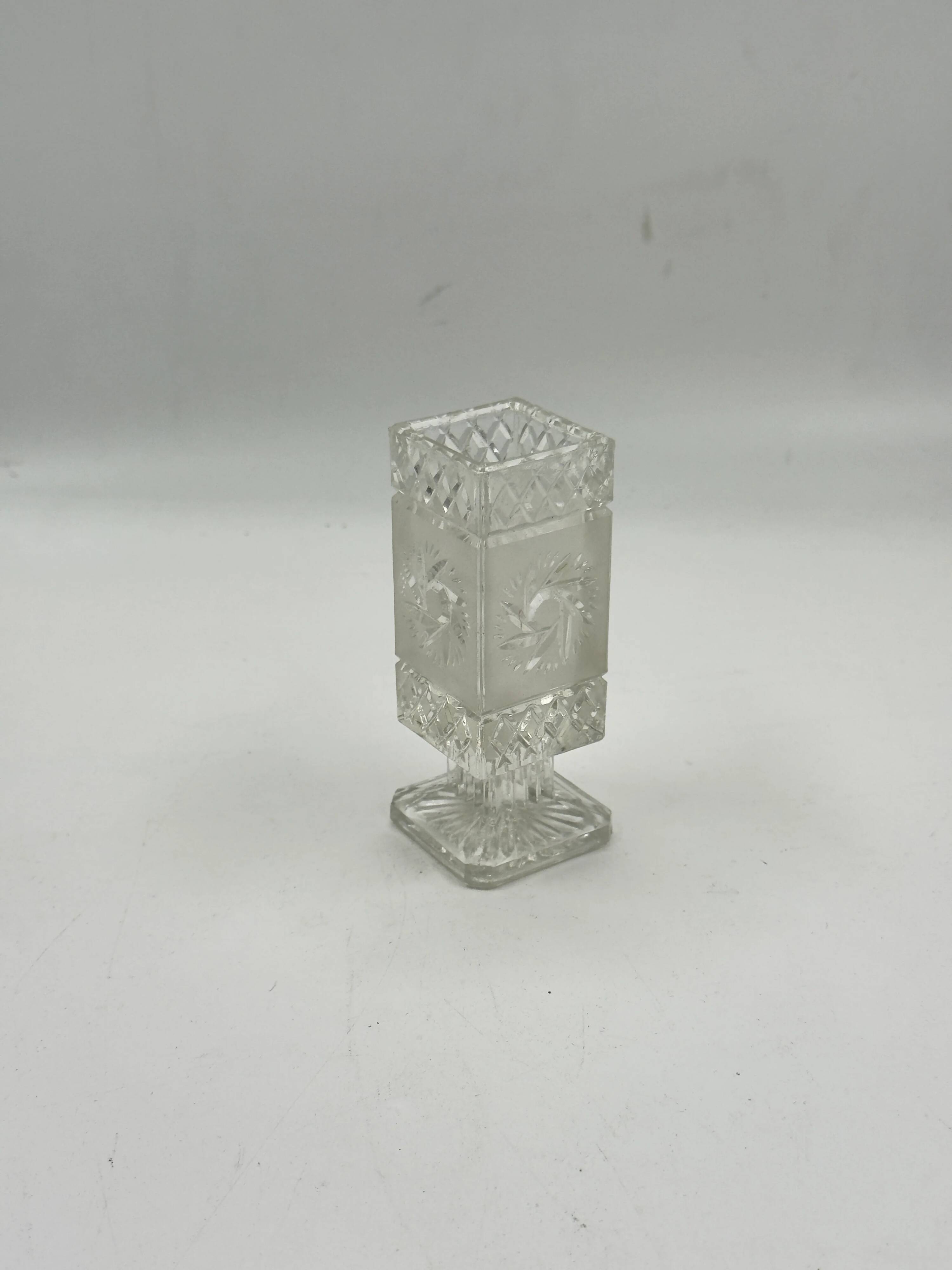 Vase vintage sur pied en verre taillé et dépoli