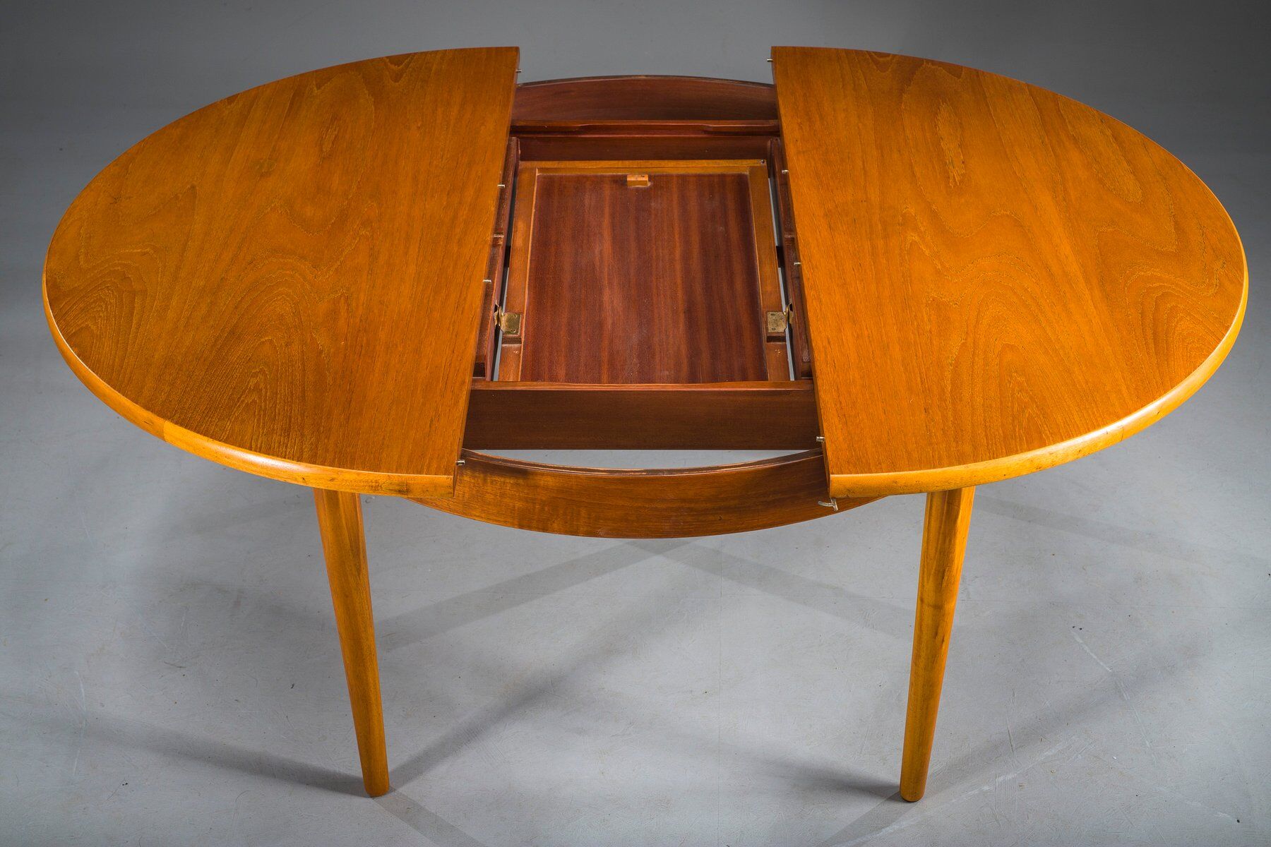Round teak veneered extendable dining table from G-Plan, 1960s