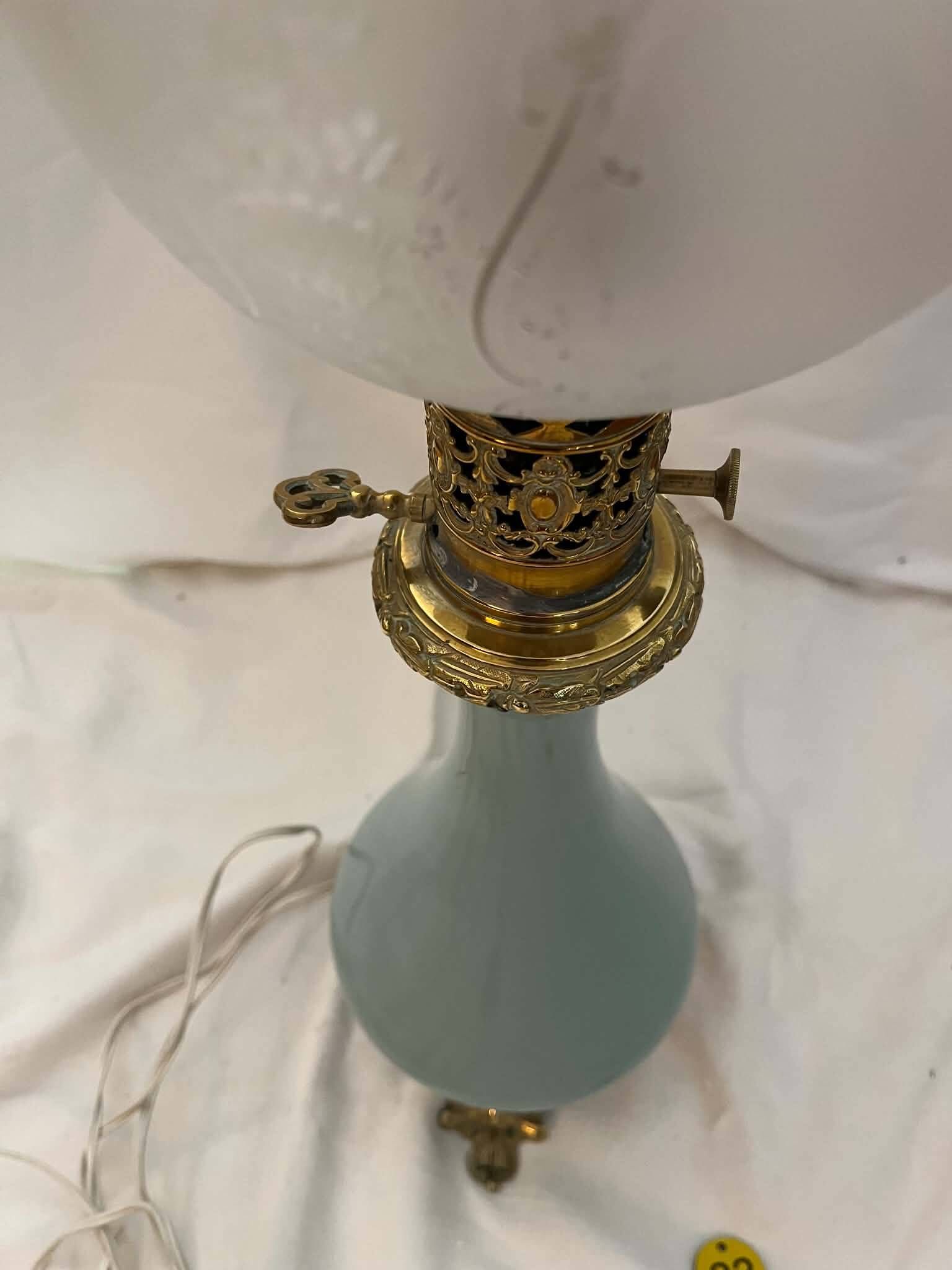 Oil lamp in celadon and bronze with its original glass globe, 19th century.