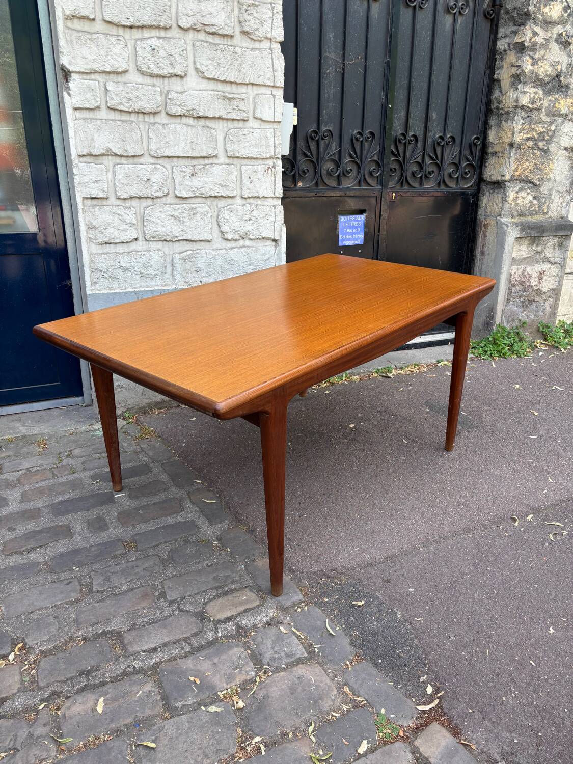 Tricoire and Vecchione extending table