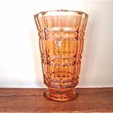 Vase rose en verre taillé