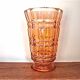 Vase rose en verre taillé