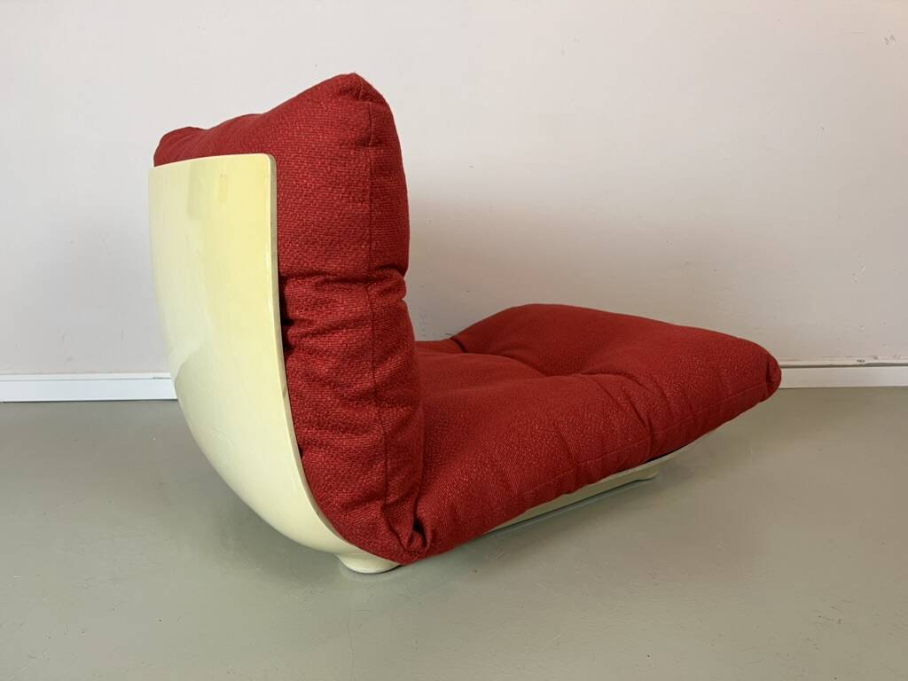 Vintage red shell lounge chairs from the 70s mid-century retro.