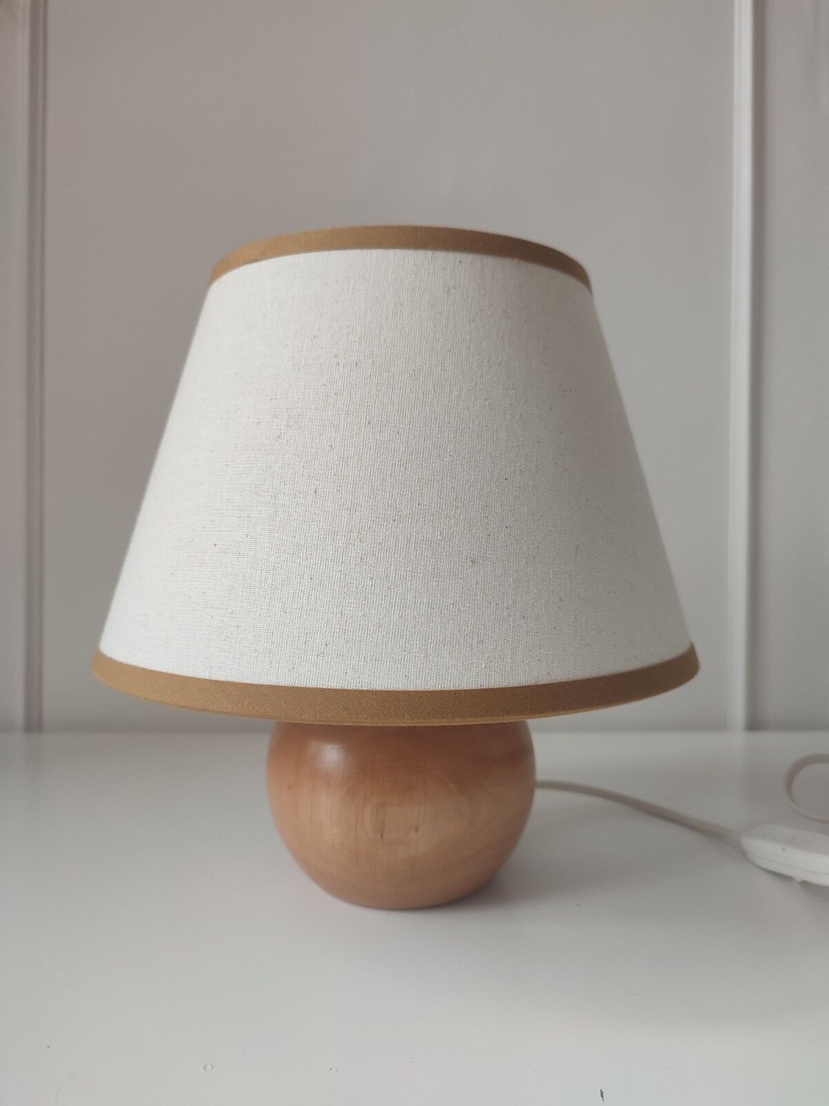 Wooden ball foot lamp