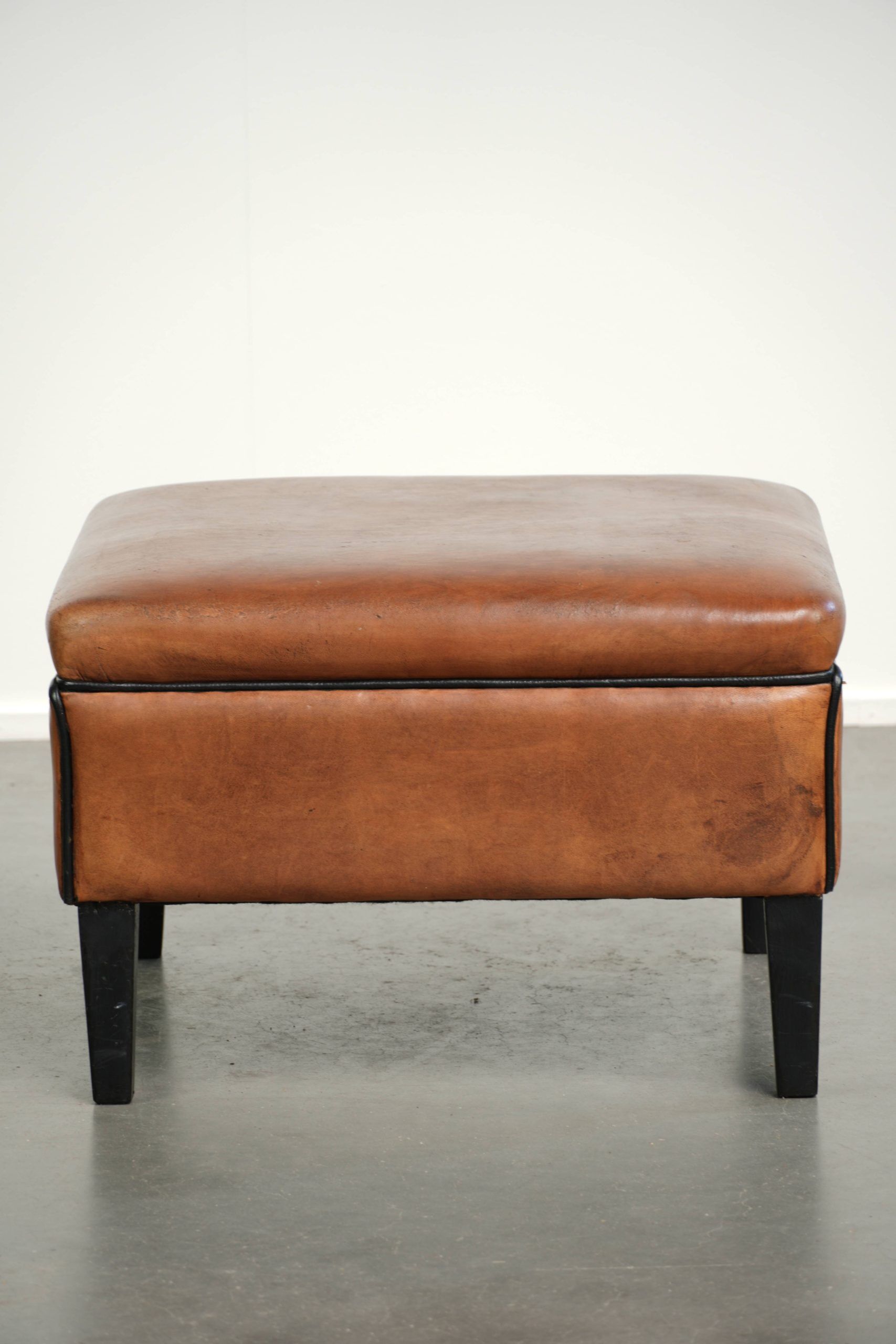 Ottoman, pouf en cuir de mouton cognac