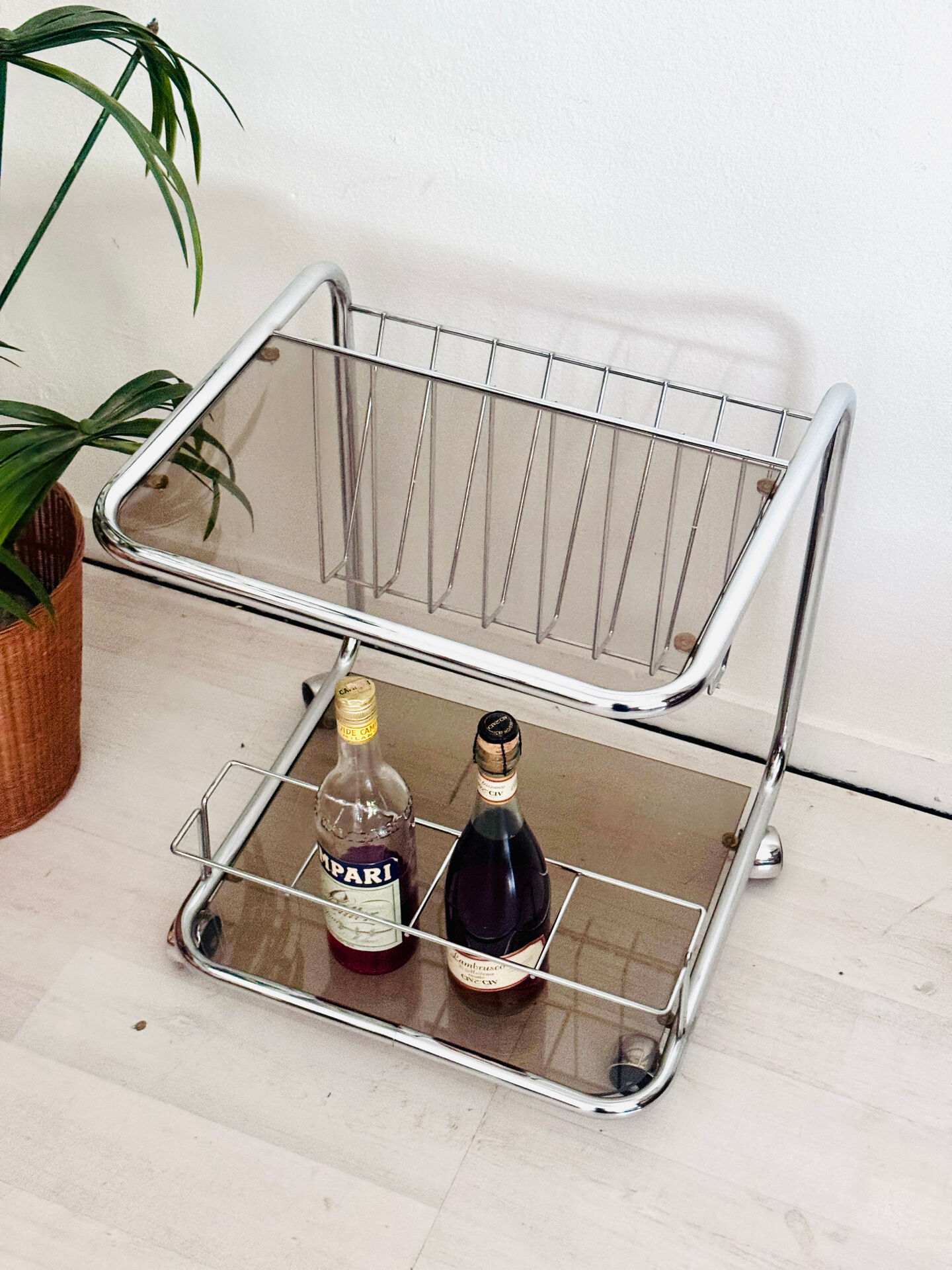 Chariot de bar vintage en cadre de tube chromé avec verre fumé des années 70