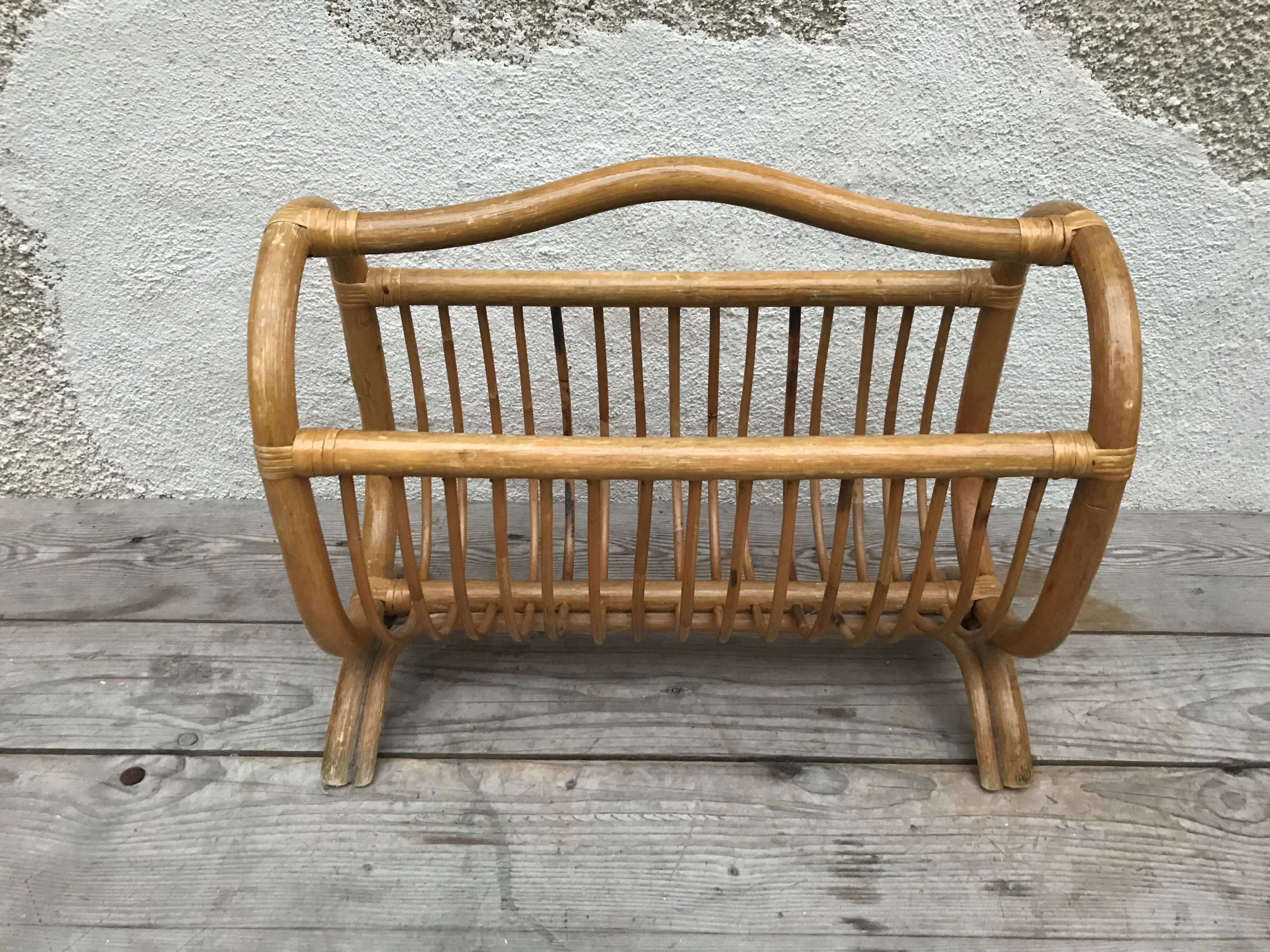 Magazine rack in braided rattan of the 60s
