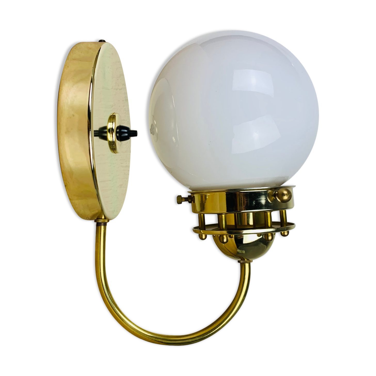 Brass wall lamp and opaline globe
