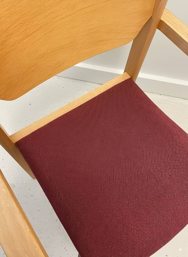 Chaise style scandinave chêne et bordeaux avec accoudoirs