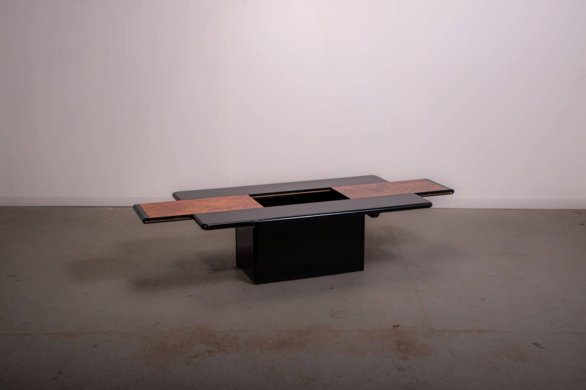 Table basse bar dissimulée, laque brillante et placage en loupe, vers 1980