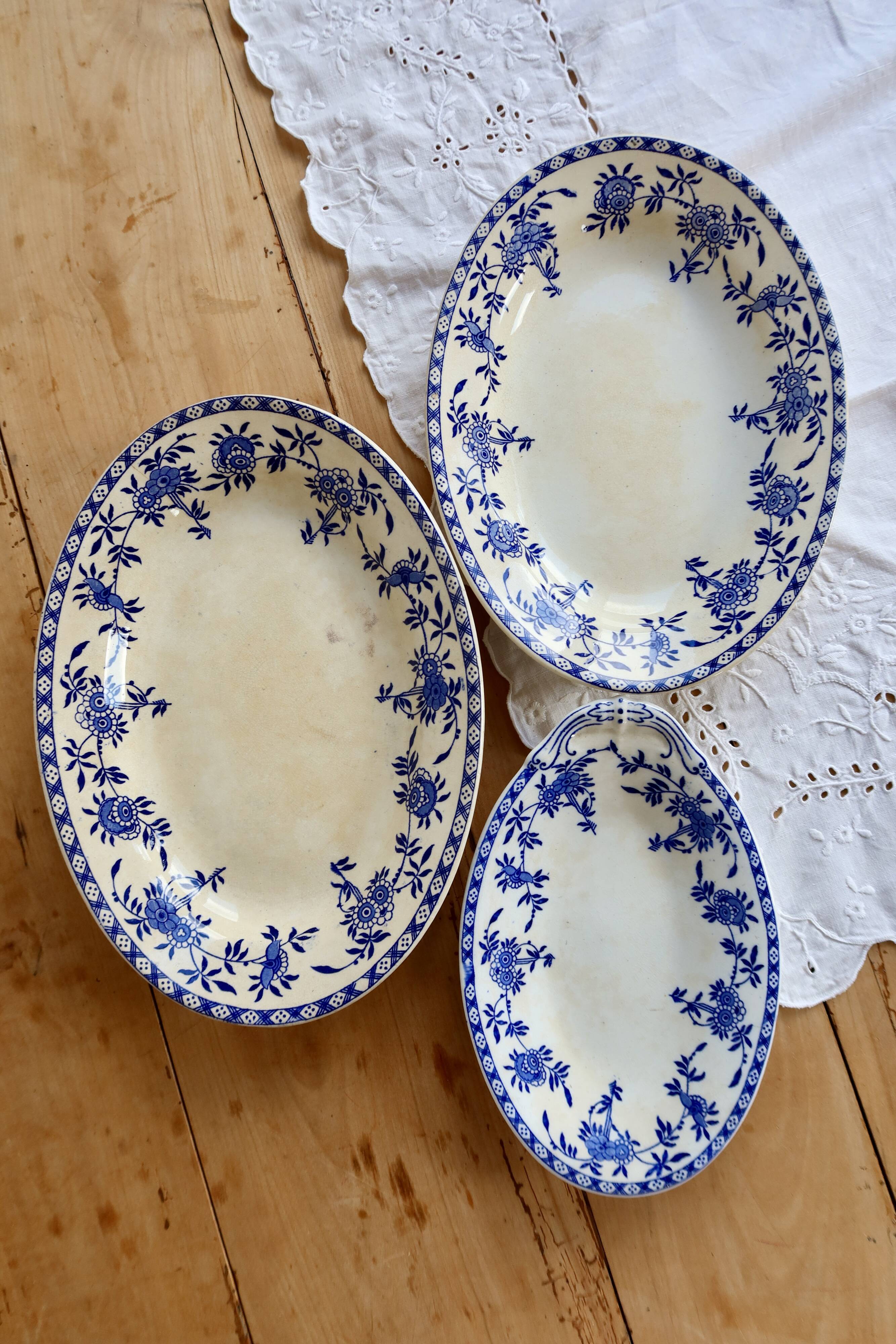 Ravier ancien porcelaine de Dresde bleu blanc – Plat à hors-d'œuvre baroque