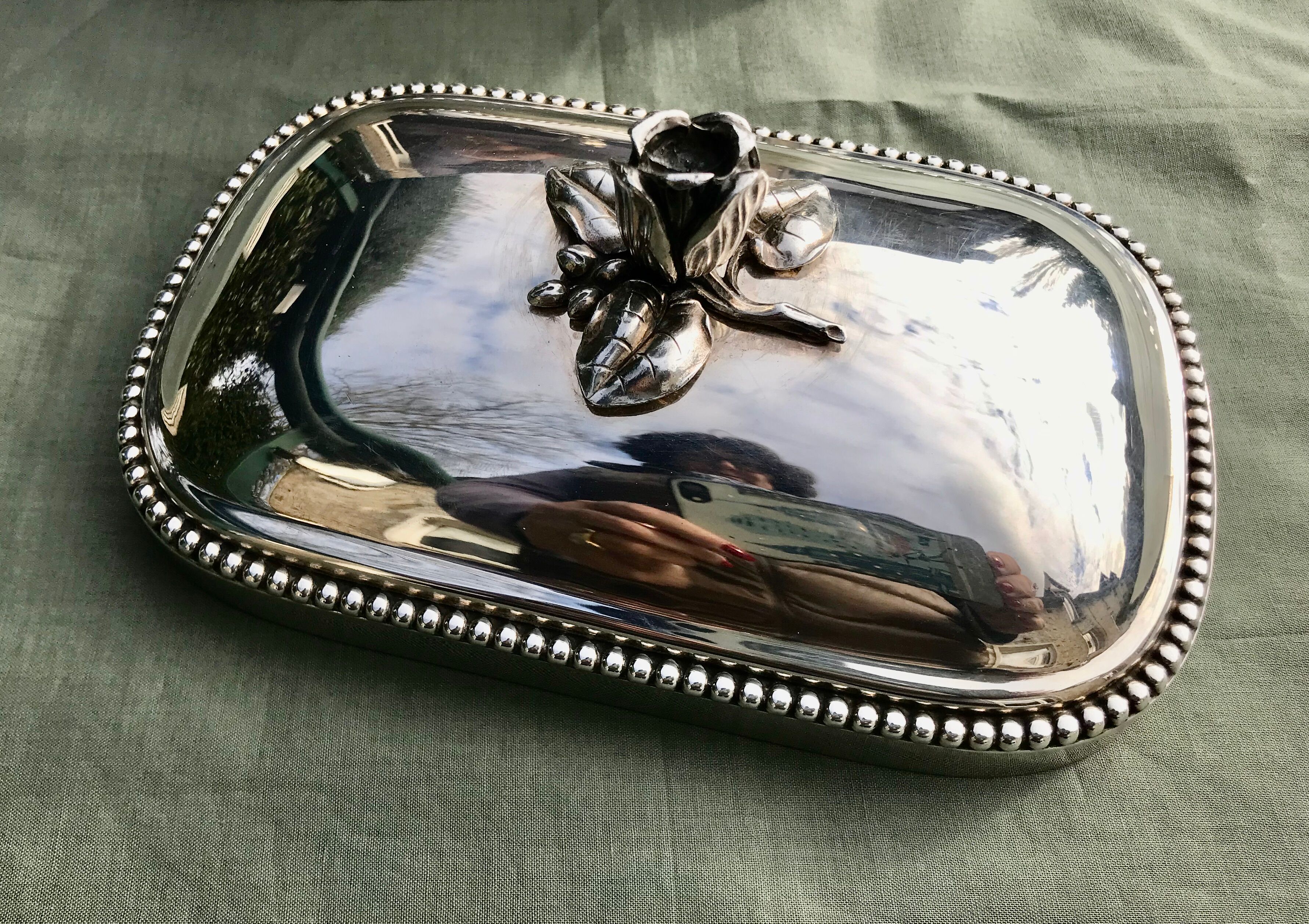 Box seed "rose" in silver metal