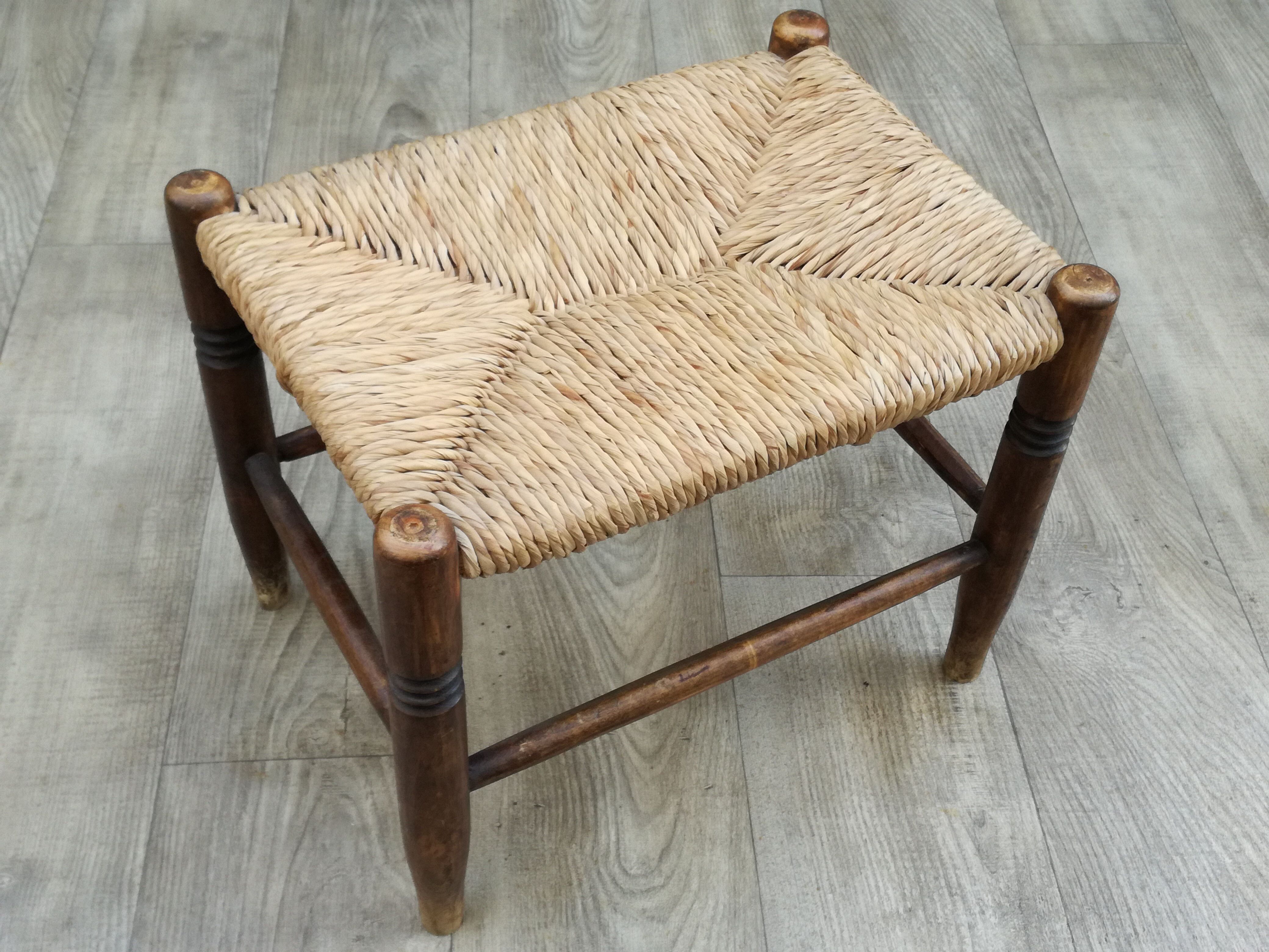 Tabouret vintage en bois et paille