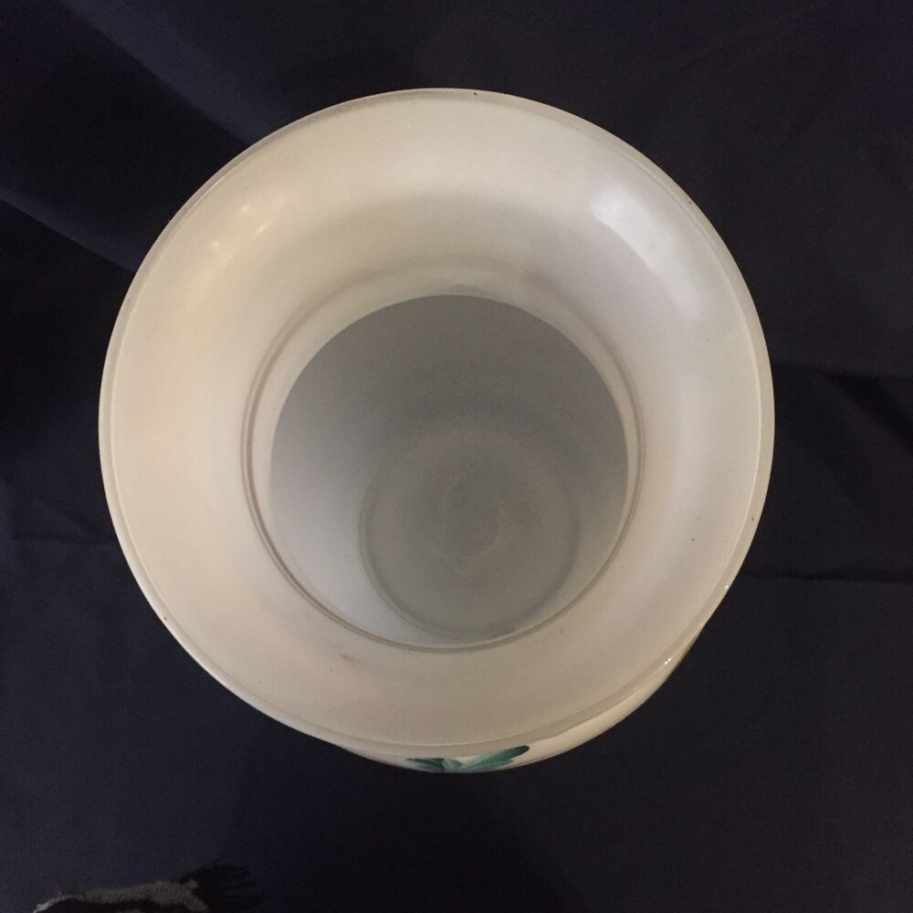 Vase in white opaline floral decoration