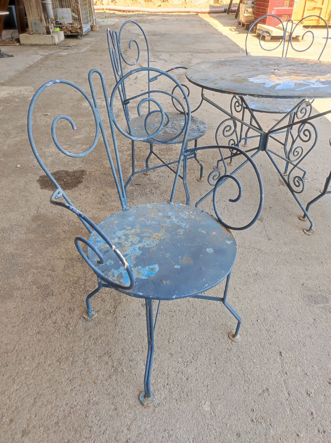 Ensemble de jardin 4 fauteuils et une table en fer forgé