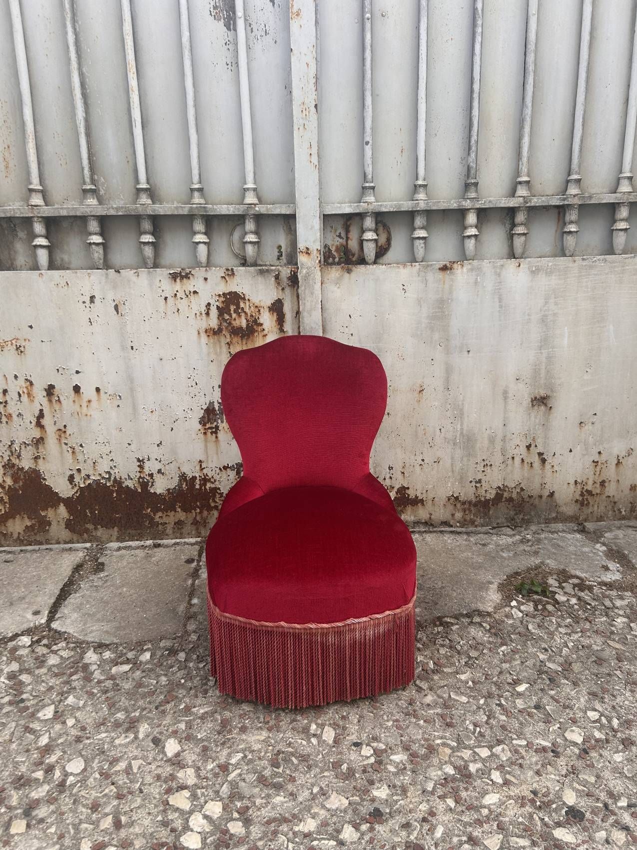 Chauffeuse vintage en velours rouge bordeaux à franges