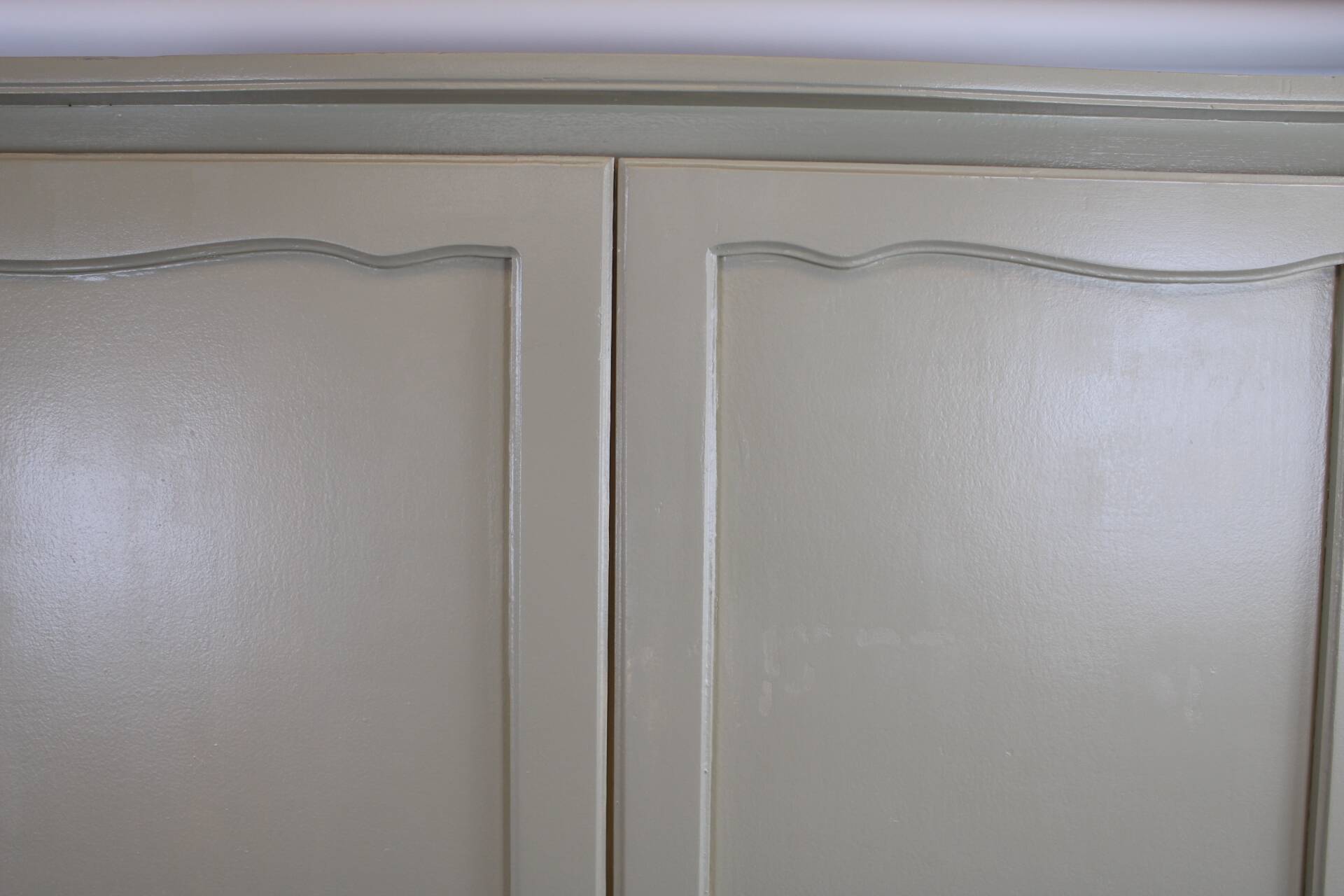 Armoire parisienne blanche avec penderie et étagères – France, années 1930