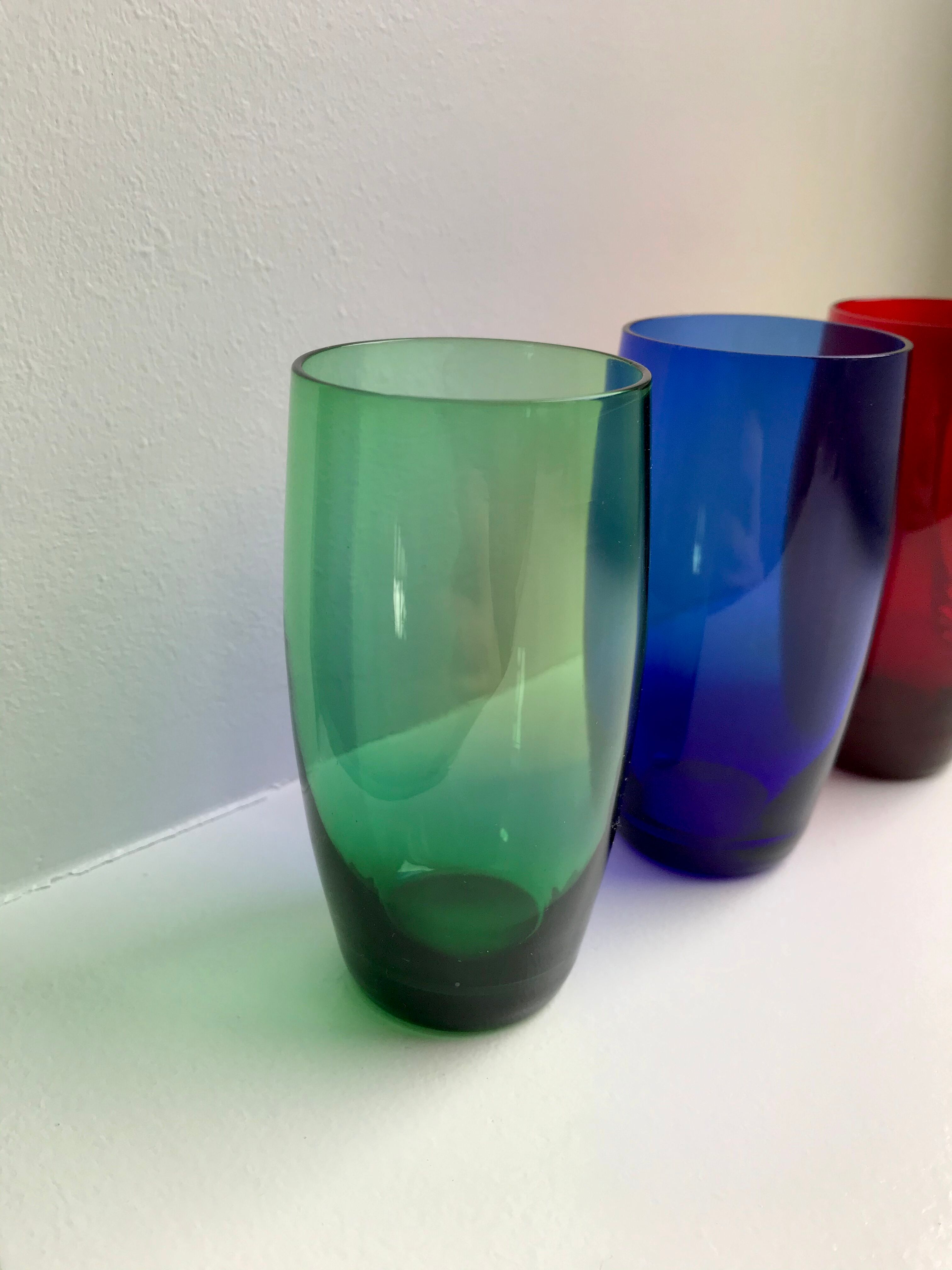 Lot de 4 verres à eau design en verre coloré années 70