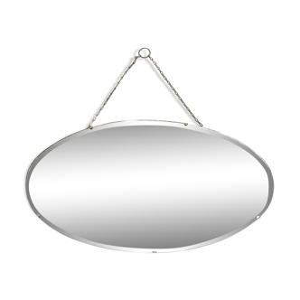 Bevelled oval mirror with its chain