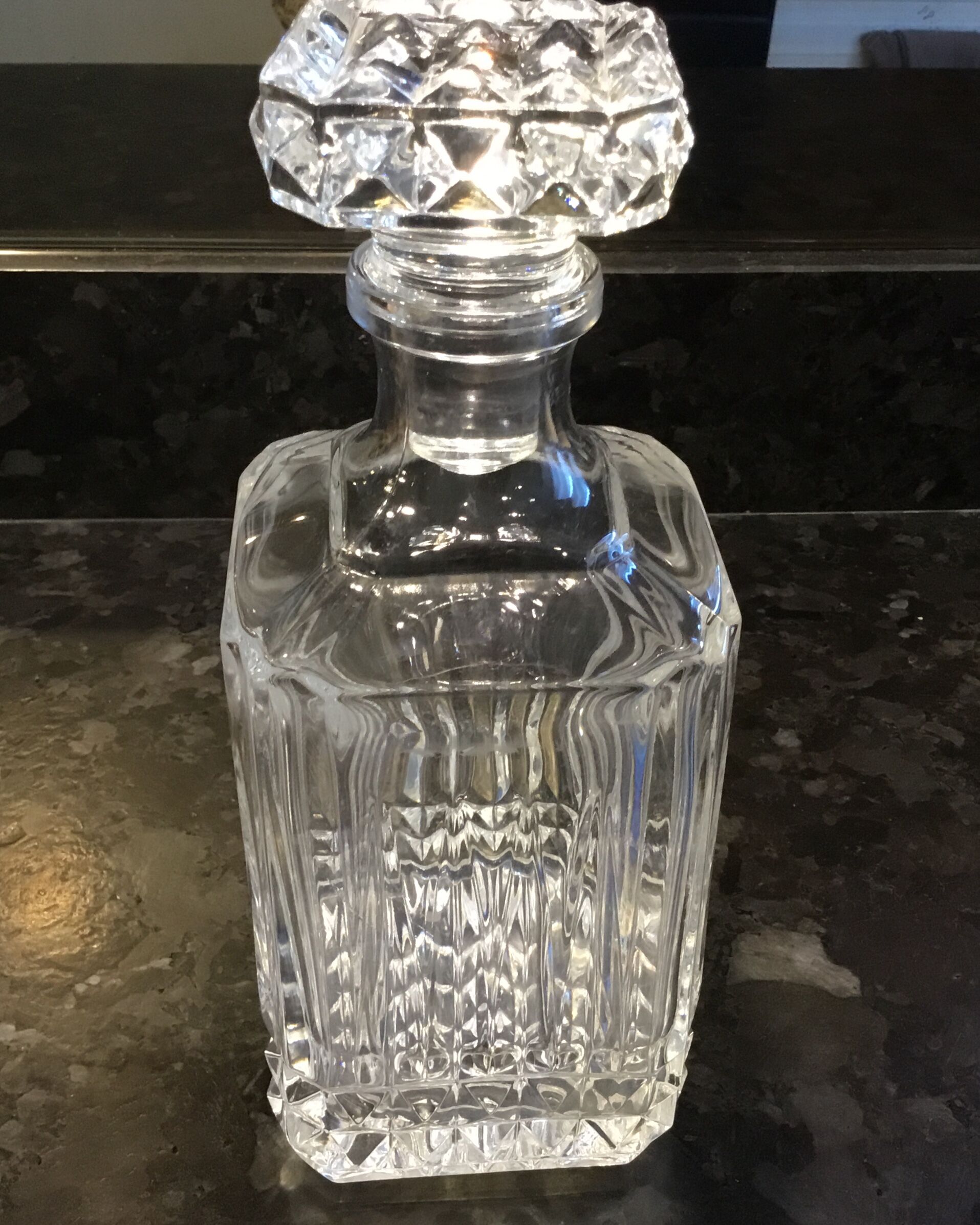 Chiseled crystal carafe with cork