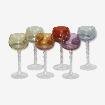 Verres à pied colorés