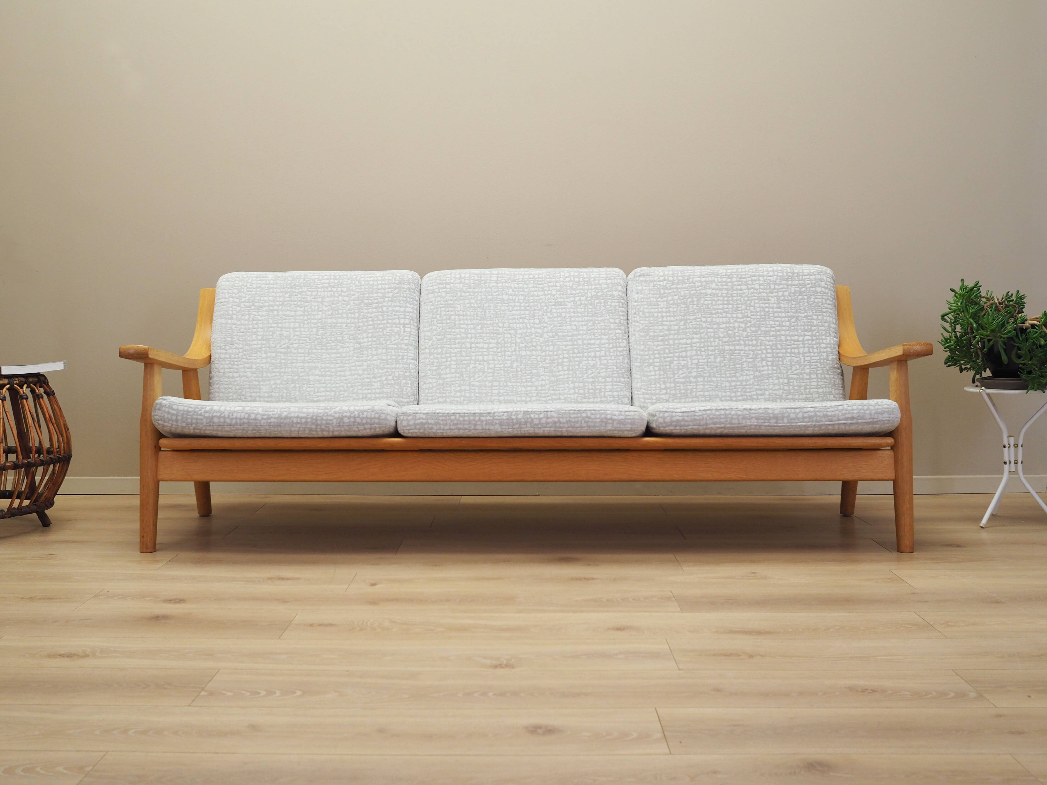Canapé en chêne, design danois, années 1960, designer : Hans J. Wegner, fabricant : Getama