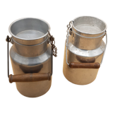 Anciens pots de lait aluminium, anse en bois, lot de 2