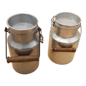 Anciens pots de lait aluminium, anse en bois, lot de 2