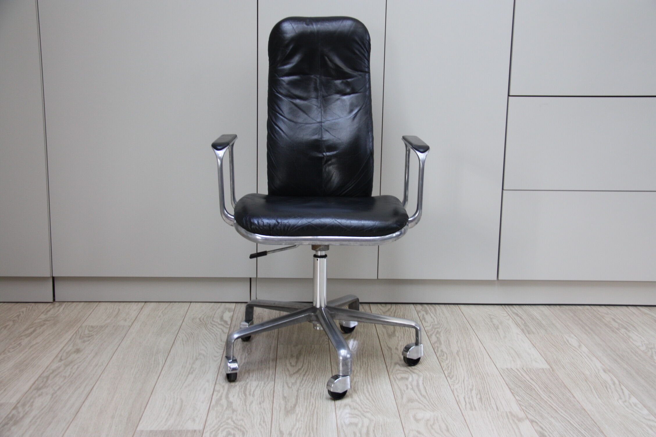 Swivel office chair in black leather - Frederick Scott for Hill - UK - 1970's