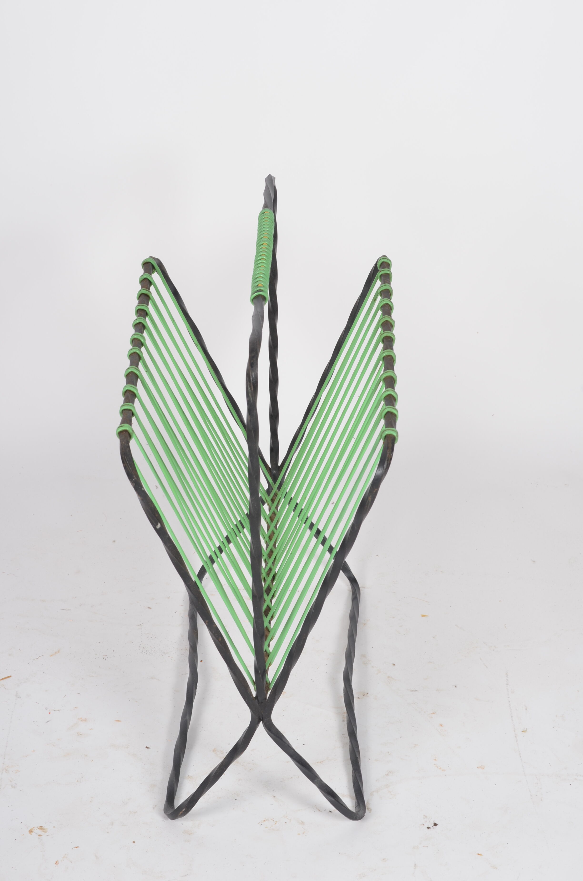 Magazine holder twisted iron and scoubidou