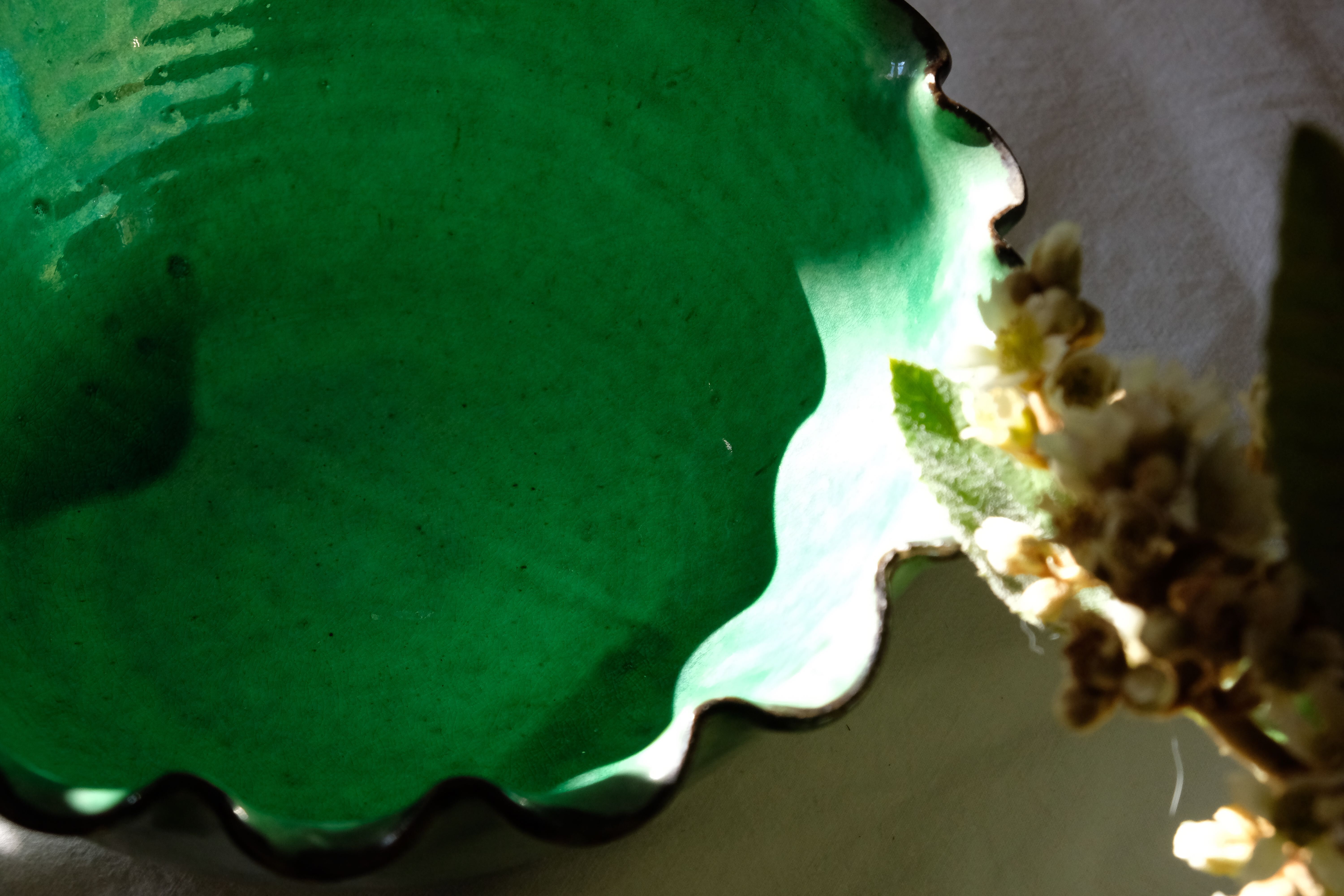 Ancient saladier varnished Provence