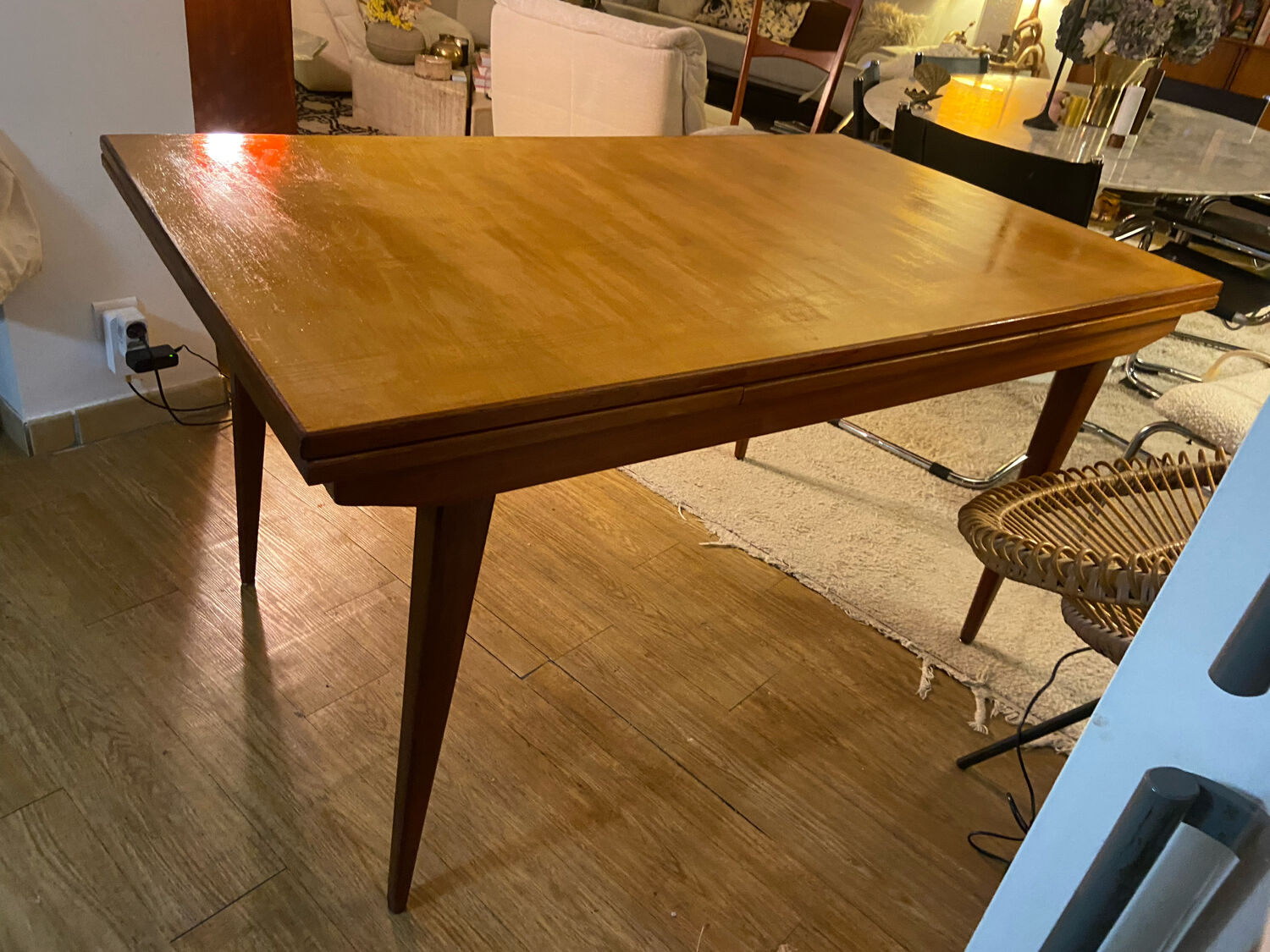Stretchable solid teak table and ash top